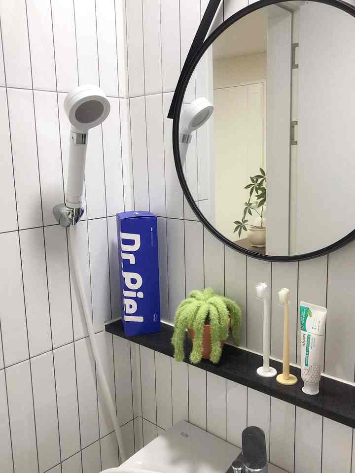 ＃インテリアノウハウ2＃コンスープ記録集
トイレがバンティーのようなときにシャワーだけを変えても可愛かったですよ🫢
ドクターフィエルはきれいでもあるが、水の世紀も変えて使用が可能だという点！
みんなドクターフィエルハセユ..🤍

＃バスルームのインテリア＃バスルームの装飾＃バスルームの棚＃バスルームのインテリアのおすすめ＃ホワイトタイル＃バスルームの小道具＃新婚旅行＃今日の庭