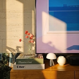 #예쁘게가리기
못생겼지만 종류별로 필요한 리모컨은
모형책 수납박스에 넣어 예쁘게 가려줘요~
티비장 위에 올려도
거실테이블 위에 올려도 예쁨 가득이에요😊
✔️ 모형책 수납박스
- XS부터 L까지 다양한 사이즈
- 툭 올려만 두어도 오브제 역할로 딱!
#거실 #모형책 #모형책수납함 #수납함 #보관함 #수납박스 #정리함 #리모컨정리함 #tv장 #거실장 #무드등 #미니조명 #렉슨미나 #미니화병 #조화 #오브제 #맞팔