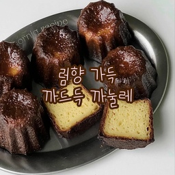 Cannele🤎
영상으로도 담아본 까작까작한 식감의 까눌레...!
겉은 꽈작! 속은 야들야들한 식감이 너무 매력적이라서 계속 먹게 된답니다💖
까눌레를 구울 때 오븐에 기름이 사방으로 튄다는 사실 알고 계시나요⁉️
굽고나면 기름이 가득...! 오븐청소하기 너무 귀찮아요😵‍💫✨️
그래도 그것을 감수할 만큼 너무 맛있어서 주기적으로 굽게 된답니다🥹💛
요즘 날이 너무 더워요🫠
더위 조심하시고 오늘도 행복한 하루보내세요🍀💚
#까눌레 #베이킹 #홈베이킹 #baking #homebaking #홈카페 #디저트 #맞팔 #맞팔해요 #소통 #소통해요