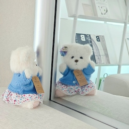 #예쁜템최고야 1 #콘수프기록집 🌷
예쁜 건 보면 기분이 좋아져요.
그래서인지 나이가 들어도
예쁜 인형은 그냥 지나치질 못하겠더라고요🤍
며칠 전 친정엄마가 저희 집에 오셨다가
인형들을 보시고 중딩 공쥬에게 말씀하셨어요.
"너는 중학생인데 아직도 인형을 사니?"
그 말을 듣고 딸아이가 바로 대답했어요.
"할머니, 그거 엄마 거예요."
"...응?"
결국 가장 신난 사람은
딸도 아니고 저였답니다😂
어릴 적 좋아하던 것들이
나이를 먹는다고 사라지는 건 아닌가 봐요.
마음 한구석엔 아직도
예쁜 걸 보면 설레는 소녀가 살고 있거든요.
그래서 오늘도
제가 좋아하는 것들로 집을 채워봅니다🧸
.
#달콤다린 #테디테일즈 #레나베어 #테디테일즈물망초 #곰인형 #인형인테리어 #감성소품 #집꾸미기 #홈데코 #화이트인테리어 #침실인테리어 #오브제 #오브제스타일링 #소품인테리어 #홈스타일링 #감성인테리어 #프리미엄오브제 