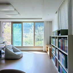 #같이사는집 #livingroom #homelibrary #bookloverhome
정식으로 저희 집 거실을 소개해요. 😊
초2 아들의 지분이 95%인, 서재가 되어버린 거실이에요. 📚
아기 때부터 장난감보다 책을 더 좋아하던 아들 덕분에 
어느새 작은 도서관 같은 공간이 되었답니다. 🤭
지난주에는 가족 여행을 다녀오고, 
주말 내내 짐 정리와 집 정리를 하느라 이제서야 한숨 돌렸어요.
그사이 창밖 숲은 더 초록해지고, 더 웅장해졌네요. 💚🌳
아이가 자라고, 
책이 늘어나고, 
가구보다 생활이 우선이 되면서 
조금씩 바뀌어 온 우리 집의 모습입니다. 😊
#거실서재화 #서재화된거실 #가족공간 #홈라이브러리
#1층아파트 #1층집 #숲뷰 #숲뷰아파트
