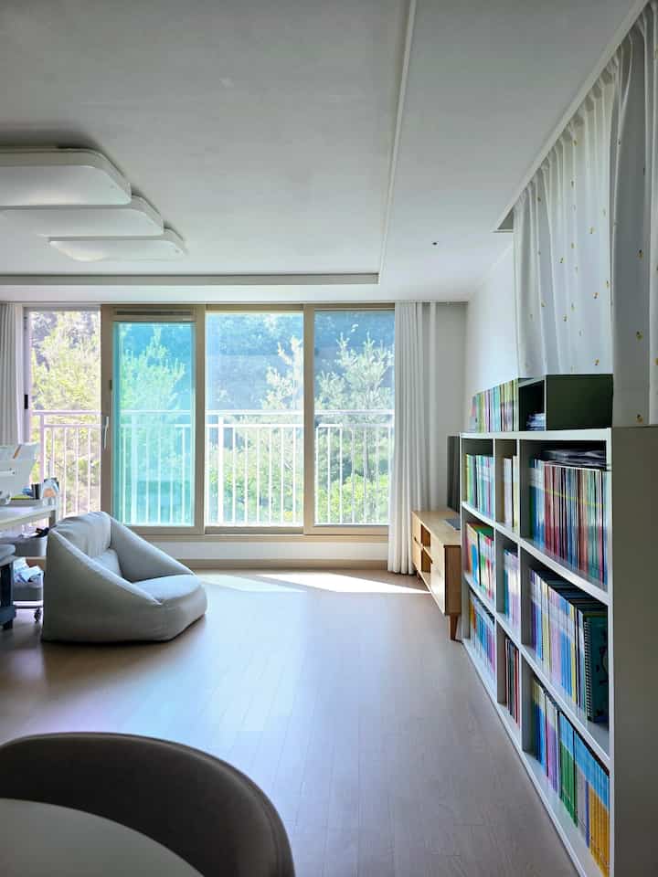 ＃一緒に住んでいる家＃livingroom＃homelibrary＃bookloverhome

正式に私たちの家のリビングルームを紹介します。 😊

秒2息子の持分が95％の、書斎になってしまったリビングです。 📚

赤ちゃんの頃からおもちゃより本が好きだった息子のおかげで 
いつのまにか小さな図書館のような空間になりました。 🤭

先週は家族旅行に行き、 
週末ずっと荷物の整理と家の整理をするので、今やため息をつけました。

その間、窓の外の森はより緑になり、より壮大になりましたね。 💚🌳

子供が育ち、 
本が増えて、 
家具よりも生活が優先になって 
少しずつ変わってきた我が家の様子です。 😊

＃リビングルームのリファインディング＃リビングルームのリビングルーム＃家族空間＃ホームライブラリ
＃1階アパートメント＃1階建て＃フォレストビュー＃フォレストビューアパートメント
