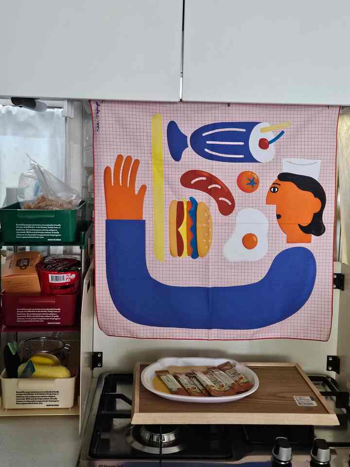 #콘수프기록집 #인테리어노하우 

日本で買った 
かわいいハンカチです。

ある作家の絵だったのに 
覚えていませんㅎㅎ

ただ絵に差し込まれて買ってきましたㅎ
キッチンです~~~は絵です。

最近会社でご飯を食べましょう。
自宅で料理がうまくいかない 
キッチンガスレンジ側に視線分散兼 
マグネットで貼っておくとめっちゃ可愛いですね～



#メイド 
#おはよう 
＃お会いしましょう
#サリムテム
#サリムサル
＃今日のワンシーン
#今日のカット







