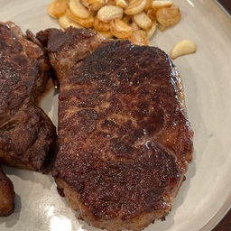 #콘수프기록 #콘수프기록집 
오늘저녁은 단백질가득 꽃등심🥩
생마늘도함께 구워서 🍽
고기 넘잘구워졌네요 👍 
단백질보충제대로햇답니다 😃
#일상기록 #daily #오늘저녁메뉴 #오늘저녁뭐먹지 
#단백질보충 #한우꽃등심 #스테이크 #오늘의집