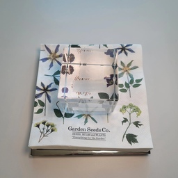 H&MHOME 제품은 대부분 태그가 어려운 관계로 심심풀이로 올려봅니다.
제가 과거에 모았던 여러가지 아이템들이에요.
사용처를 추측하기에 다소 난해한 아이템들도 섞여있는데 솔직히 고백하자면 그냥 예쁘고 저렴해서 구매했던 것들이랍니다.
남편의 취향이 많이 반영된 쇼핑의 흔적이랄까요..🤭😉
(저보다 미감이 좋은 남편오빠님..🤍)
그냥 앨범에만 두기 아까워 기록해봤어요.
#일상기록 #일상공유 #쇼핑기록 #쇼핑템 #예쁜아이템 #거실오브제 #hnmhome #나도크리에이터 #맞팔 #맞팔환영 #맞팔해요 