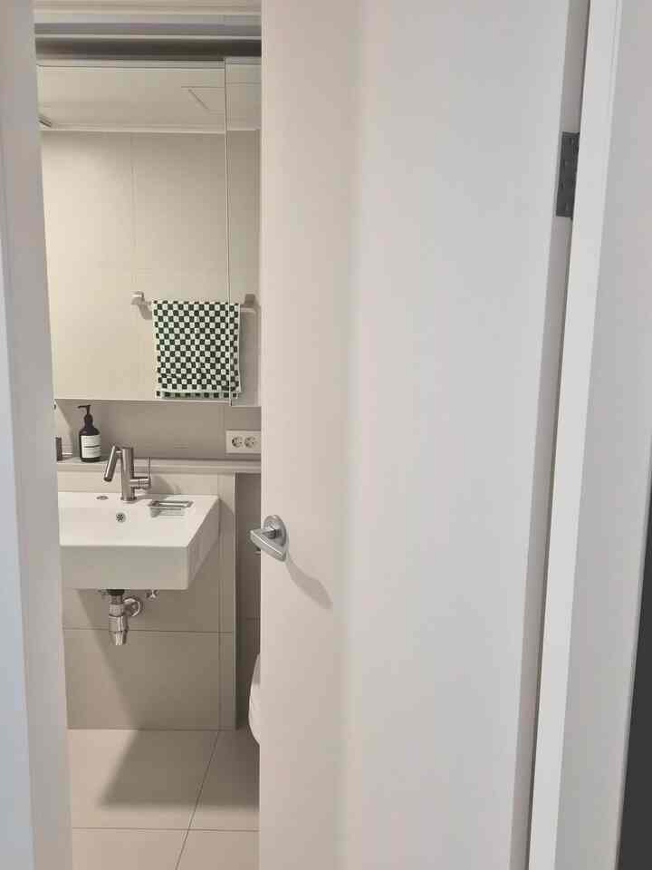 #돈아깝지않은시공 #화장실리모델링
お部屋とリビングルームのトイレを改造してから3ヶ月が経ちました。 😊お部屋のトイレを最初にお見せしたかったのですが、洗面台が落ちる風にㅠㅠ
 残念ながらお見せできなくなりました。
それでもしゃっくりは泣かず！ 
リビングルームのトイレを代わりに持ってきました。 

まずトイレを最初に交換しましょう。
 
洗面台掃除してくれるのにぴったり！    #시공   #ftc25 #문리모델링 #타올  #세면대청소








