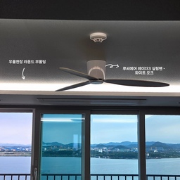 신축 입주하며 고민하다
이때 아니면 못할것 같아 했던 간단한 시공 몇가지 하고 들어왔어요~
그 중 가장 만족스러운 시공 3가지!
1️⃣실링팬과 2️⃣우물천장 라운드 무몰딩, 3️⃣중문이에요.
1️⃣ 요즘 집꾸미기에 무조건 등장하는 실링팬!
솔직히 사용 전엔 인테리어 효과로 사용하나 싶었는데,
사계절 내내 너무 유용해요. 여름엔 선풍기처럼, 다른 계절엔
공기순환용으로 최고!
2️⃣ 기본 인테리어는 3단 조명이었는데
실링팬을 설치하며 조명을 없애야해서 우물천장 무몰딩 조명시공도 함께했어요.
기본 우물조명을 할지, 무몰딩 라운드를 할지 비용차이때문에 고민했는데
이것 역시 이때 아니면 공사하기 쉽지않고,
비용때문에 무몰딩 라운드를 포긴하자니 볼때마다 거슬릴것 같더라구요.
평소 형광등 조명을 자주 켜지않아서 은은한 불빛이 딱이고,
전체를 켰을때 기본조명만큼 충분히 밝아서 매우 만족해요!
3️⃣ 입주 옵션에있던 3연동 중문은 색이 너무 칙칙해서
선택하지 않았고, 사설로 설치 할 계획이었는데
밝은색으로 원하는 디자인을 선택할수 있어서 너무 좋았어요.
저희집의 밝은 첫인상 역할을 톡톡히 하는 중입니다😆
#돈아깝지않은시공 #실링팬 #루씨에어 #루씨에어레이더3 #무몰딩 #우물조명 #우물천장 #중문 #중문인테리어 #중문디자인 #신축입주 #신축옵션 #아치형중문 #콘수프기록집 #오늘의우리집 