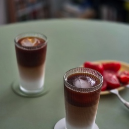 오늘 날씨가 꽤  덥더라구요🥲
코스트코 장보고 오자마자 아이스라떼 만들어마셨어요
장만 봤눈데 왜이리 피곤한걸까요ㅋㅋ 😅
아로마오일 한방울 떨어뜨리고 힐링밤 보내봅니다✨️
다들 즐거운 하루 보내셨나용? 
#신혼집 #아로마오일 #가든데이즈 #홈까페 
#맞팔 #소통 #일상기록 #신혼일상 #밤무드

