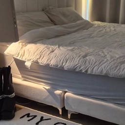 ​#가장좋아하는가구 #최애가구 #침대
🛋️
 나의 힐링 침실 스팟 🤍
​침대는 제가 집에서 제가 제일 좋아하는 공간이자, 
남편과숑숑이가
하루 중 가장 오랜 시간을 보내는 곳이에요.
​원목이나 가죽 대신 선택한 포근한 실루엣의 패브릭 침대 프레임은 저희 집 침실 인테리어의 중심이랍니다. 
헤드보드가 세로 스트라이프 패턴으로 볼륨감 있게 
퀼팅되어 있어서, 시각적으로 침실이 더 높아 보이고 
아늑한 무드를 더해줘요. 무엇보다 기대어 앉았을 때 소파처럼 푹신하고 편안해서 침대 위에서 보내는 
시간이 더많은거같아요
조명도있어서  저녁에 불끄고 조명만 켜놔도 좋고
밤에  화장실갈때 아주 유용해용
침대에  #모달알러지케어 여름이불 #강아지털 #고양이털
박힘이 없어서  좋은 퓨어차렵이불 덮고
남편이 셀프로설치 해준 #암막커튼 치고
숑숑이를 껴안고  발에는 #발맛사지기계 해주고
#스텐바이미2 넷플릭스 #공포드라마  #기리고 틀고
#삼성에어컨도 시원하게틀어주면  이게바로
여름피서 아니겠습니까♡
​#신혼부부  #신혼부부인테리어 #침실인테리어
#숑숑이하우스 #기리고 #넷플릭스 #조명침대
#ftc25
