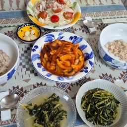 #콘수프기록집 #오홈스토랑  #오늘의우리집 #아침식사  #낙지볶음 #야채샐러드 #무청나물
아침부터 입이 얼얼한 낙지볶음에 밥 비벼 먹기