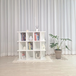 #콘수프기록집 #인테리어노하우 
현재 거실을 서재화해서 사용하고 있는 우리 집 📚
가족들이 자연스럽게 책을 가까이할 수 있는 공간을 만들고 싶어 들인 트루베퍼니처 낮은 책장인데 사용해 보니 최고최고!!
유니크한 사선 디자인 덕분에 거실에 포인트가 되어주면서도 과하지 않아 화이트 인테리어와도 딱이에요!!
높이가 낮아 공간이 답답해 보이지 않고 시야를 가리지 않아 거실이 더욱 넓고 깔끔해 보이는 점도 좋더라고요~
아이들 책부터 제가 읽는 책까지 한곳에 정리하니 거실이 훨씬 정돈된 느낌!!
뒷면까지 깔끔하게 마감되어 있어 벽에 붙이지 않고 공간 분리용 파티션처럼 사용하기에도 좋더라고요!! 
전체 E0 등급 자재에 스크래치에 강한 LPM 마감으로 아이들이 있는 집에서도 부담 없고
거실 서재화를 고민하고 계시거나 책과 함께하는 가족 공간을 만들고 싶다면 추천드리고 싶은 책장이에요!
요즘은 이 책장 덕분에 거실이 TV 보는 공간보다 책을 읽고 머무는 공간으로 더 많이 활용되고 있어요 🤍
#콘수프기록집 #인테리어노하우 #트루베퍼니처 #사선책장 #낮은책장 #거실책장 #공간분리책장 #파티션책장 #수납인테리어 #거실인테리어 #거실서재화 #독서존만들기 #독서공간만들기 #집꾸미기 #거실꾸미기 #인테리어가구 #감성가구 #거실스타일링 #거실꾸미기 #서재화거실 #아이가사는집 #아이가있는집 
