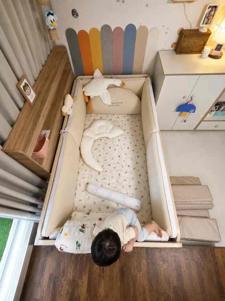 
ママの愛がいっぱいの私たちの孫のベッドを航空ショットとして
撮ってみました〜^^

18ヶ月になりましたが、もう少しずつあざ茶が出ますね。

笑いもよく笑います😄😊😍
食べるのもよく食べます🍚🍼🍰
遊ぶのはまたどれだけうまく遊ぶのか🐬🐳🐋

外に出ると叔母、おばあちゃんたちがきれいだと乱れますよ。
足跡を歩くのは難しいほど興味のある質問
注がれました。
しっかり笑って、手を振って挨拶も上手です。
一度外出すれば百回ももっとします。
花であり🌷木で🪴猫🐱、子犬まで🐶...
みんな手を振って挨拶したんです。

私たちの素敵な孫は健康によく成長します
祈ります～♡


＃私たちの家の航空写真＃コンスープ記録集＃今日の家
＃照明＃アヒル人形＃フェルトバスケット＃横寝枕＃アヒル人形＃ボディピロー
#ベビーベッド