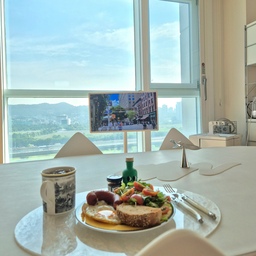 #오늘의우리집
우리집은 뷰맛집✨️
요즘 카페에 갈 필요가 없어요. 
전 집은 다이닝 공간에 창이 없어서 매일 홈카페만 보고 브런치를 즐기다 탁 트인 시원한 뷰가 보이니 어디 놀러 온 기분이 매일 들어요. 잠시 사는 집이라도 이렇게 행복할 수 있다니.. 
오늘도 감사함을 느끼며 하루를 시작해요.
행복한 금요일 시작하시길 바라요🫶
#뷰맛집 #우리집포토존 #우리집자랑 #우리집다이닝룸 #브런치 #브런치메뉴 #홈브런치 #홈브런치그릇 #빌레로이앤보흐아우든 #커트러리 #장듀보라귀올 #테이블매트 #프롭스 #테이블웨어 

