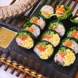 진짜 맛있는데 살도 빠지는 김완선님 김밥 레시피🍚
지금 프로필링크에서 
📌소금 후추 한손으로 1초컷 그라인더는
6/18-6/24까지 최저가 공구중
📌자세한 레시피는 블로그
냉장고 야채 없애기 용으로도 딱입니다
주말엔 이거로 없애보세요✨️
소스는 제가 좋아하는걸로 추가했으니
꼭 같이 드셔보시길~
-----
🍚김완선님 다이어트 김밥 레시피
1. 김 1장 반을 놓고 물 묻힌 라이스페이퍼를 위에 놓는다
(김과 김을 놓은 사이에 놓아야 분리가 안 됩니다)
2. 깻잎, 상추 > 채썬 채소 > 크래미 > 달걀지단 순으로 올린다
(채소는 생으로 먹을 수 있는거 아무거나 올려요)
(지단은 계란 2개에 소금 후추 넣어 곱게 풀고 기름둔 팬 달군뒤 계란물 붓고 약불에 거의 익으면 돌돌 말아 채썰어요)
3. 돌돌 말아 참기름 위에 바르고 먹기 좋게 썬다
4. 와사비 아주약간, 꿀1, 마요네즈1, 후추 톡톡 넣어 섞어 찍어먹으면 더 맛있다
(와사비는 호불호가 있어서 취향껏 넣는대요. 콩알만큼 조금만 넣으면서 입맛에 맞게 만드는게 좋습니다. 김완선님은 스리라차에 찍어 드신대요)
#오홈스토랑 #콘스프기록 #홈쿡 #집에서제일바빠 #오늘장면한컷 #오늘찾은취향 #오늘뭐먹지 #홈파티에진심인편 #콘스프챌린지 #요리 #레시피 #koreanfood