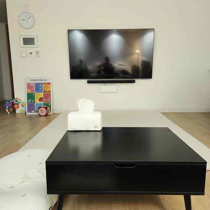 テレビを見ながら食べるのに良いリフトアップテーブル📺

私たちの家で本物の最もよく使われる家具は、リビングルームのショパの前にある🌟リフトアップテーブル🌟のようです。
こんな方におすすめです！
1️⃣ご飯食べながらまたはおつまみとビールを一杯しながらテレビで私はソロ、ナソル四季を見たい。
2️⃣ 食卓及び協卓の役割をしながら収納も可能であればいい。
3️⃣家具でブラックポイントを与えたい。

ここで私はソロを見ながら食べたチキンが何匹なのかわかりませんね😋
＃最愛の家具＃ftc25機