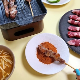 🔥 오늘은 집이 곧 양꼬치 맛집 
밖에서만 먹던 양꼬치, 이제는 미니화로 하나로
집에서도 제대로 즐겨봤어요
지글지글 구워지는 소리 듣고 있으면 캠핑 온 기분까지 덤
노릇하게 익은 양꼬치 한 입, 쯔란 콕 찍어 먹으면
왜 다들 집화로에 빠지는지 바로 이해됩니다
간단하게 준비했는데 분위기는 전문점 못지않고
가족들과 둘러앉아 먹는 재미까지 최고였어요❤️
오늘 저녁 메뉴 고민이라면 미니화로 꺼내서
양꼬치 파티 어떠세요? 
#콘수프기록집 #현명한소비 
#집밥스타그램 #양꼬치 #미니화로 #홈캠핑 #집들이요리 #오늘뭐먹지 #술안주추천 #홈쿡 #집에서양꼬치  #저녁메뉴추천 #집밥기록 #주말요리 #홈파티 
