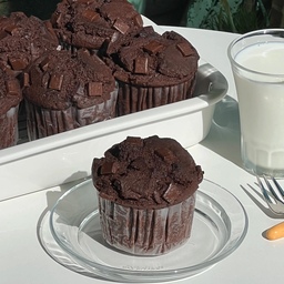 초코머핀🍫🧁
안그래도 맛있는 초코머핀반죽에 청크초코칩을 콕콕 올려 마무리했어요!
한 입 먹으면 행복 가득🍀💚
우유랑 먹으면 진짜 찰떡이에요🥹✨️ 
요즘 진짜 더워요🥵
더위 조심하시고 오늘도 행복한 하루보내세요-!
#베이킹 #홈베이킹 #초코머핀 #homebaking #baking #소통 #소통해요 #맞팔 #맞팔해요