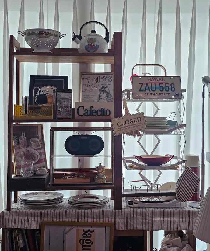 ＃あらゆる種類のビンテージホームカフェ＃あらゆる種類のビンテージ＃コンスープ記録
＃今日の私たちの家＃私たちの家フォトゾーン＃今日のシーン
＃ビンテージムード＃ホームカフェを飾る＃ビンテージインテリア
＃ムタゴンマーケット＃靴整理台＃イアン家具＃収納
＃ウッドインテリア＃ウッドシェルフ＃シェルフ＃本棚を飾る 
#vintage #vintageinterior #homecafe
#cafe #coffee #ongodvintage 

《ホームカフェ+ヴィンテージムード》=いろいろな種類のビンテージ✔️

・収納力良い＜イアン家具ティンバー収納場＞セルフリフォーム！
イアン家具ティンバー収納場引き出し型
引き出しの前面にステンレスシートを貼ってリフォームしました。
引き出しの内側の高さと深さが広い
いろいろな種類の雑動サニーを収納するのが好きです。

• 収納場の上にウッド棚を上げました。
<アルテオンマジック基本型マルバウ3段棚>です。
ヴィンテージの木目の質感がきれいです。

♡====================♡
      
       [コージー+ヴィンテージ=Lovely]

「私は年齢ではなくヴィンテージになります」
Io Non invecchiando, divento vintage.

I enjoy decorating my home.

ロマンチック、ホワイト、ウッド、シェビー、コージー、ラスティック..🤍
最近、私はこれらのヴィンテージの言葉に浸っています。 🤍🤎

ヴィンテージムードを愛する私にとって
ヴィンテージは私に幸せそのもの、私のすべてです。

if you love vintage.. 
▪︎On.God.Vin.T.G▪︎

＃あらゆる種類のビンテージ＃あらゆる種類のビンテージホーム＃ビンテージインテリア 
＃ビンテージ＃ホームカフェ＃ホームスタイリング＃ホームカフェインテリア 


    Happy ON.GOD Vintage time.
        :)♥︎

♡==============================♡

 《あらゆる種類のビンテージホーム》
   フランスヴィンテージムード〜

   パリカフェ。
   :)♥︎

いろいろな種類のヴィンテージが飛び交う…♥︎
ヴィンテージムードが興奮した…♥︎
《On.God.Vin.T.G》