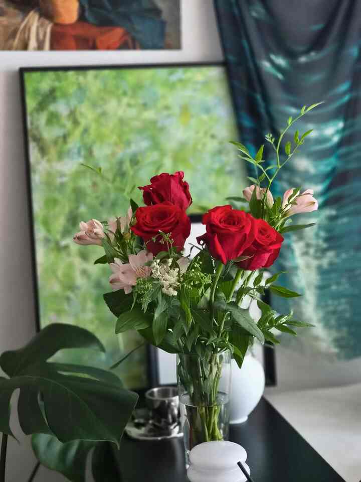 今日の夫の誕生日だから私の心がもっと入った花を注文する
強烈なバラと黒の棚とよく似合う感じですよ🌹😊
確かに花があるので、活気があるようです。  #일상 #꽃인테리어 #블랙선반  #오늘의집 #선반추천 #웰퍼니쳐