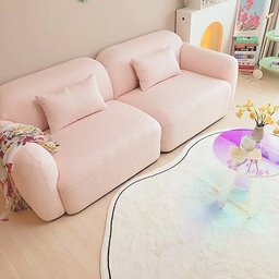 🏡 랜선집들이 오신 거 환영해요 :)
26평 거실 인테리어를 꾸미면서 가장 고민했던 게 
바로 소파였는데요.
가족이 가장 오래 머무는 공간인 만큼 편안함도 중요하고
인테리어 분위기도 포기할 수 없더라고요.
그래서 선택한 웰퍼니쳐 패브릭 모듈소파✨
모듈형이라 공간에 맞게 배치할 수 있어서
26평 거실에도 답답함 없이 딱 잘 어울렸어요.
은은한 패브릭 소재 덕분에 거실 분위기도 한층 
더 포근해진 느낌🤍
주말에는 가족들과 함께 영화 보면서 뒹굴뒹굴,
평일에는 커피 한 잔 들고 앉아 쉬기 좋은 저만의
 힐링 공간이 되었답니다
여러분은 거실 인테리어에서 가장 중요하게
생각하는 게 뭔가요? 😊
#단정한우리집 #콘수프기록집 
#랜선집들이 #26평인테리어 #거실인테리어 #신혼집인테리어 #아파트인테리어 #웰퍼니쳐 #패브릭소파 #모듈소파 #집꾸미기 #홈스타일링 #거실꾸미기 #오늘의집