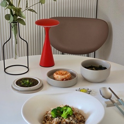 #콘수프기록집 #현명한소비 #요리를담다 👩‍🍳
혼밥이지만 대충 먹을 수 없쥬~~~
소소한 상차림도 데켓 테이블웨어로
파인다이닝에 온 듯한 세련된 무드로 완성된 상차림이예요 ♡
데켓 테이블웨어 ❤️ #DAEKKET
정갈해진 상차림으로 대접받는 느낌이라 
한달동안 고생한 나에게 주는 특별한 선물을 받은 것 같아
보는 것만으로도 힐링되는 것 같아요 ~ 
기분까지 UPUPUP ❤️
패키지가 깔끔하고 고급스러워서 집들이선물, 결혼선물 등 
소중한 지인분들께 선물하기에도 좋을 것 같아 
추천드리고 싶은 제품이랍니다 🙏😊
은은한 컬러감과 부드러운 곡선,
조각상 느낌의 고급스런 디테일로
어떤 음식을 담아도 정갈해지는 차분한 상차림으로
대접하는 손님 초대시 사용해도 넘 좋을 것 같아요
양식, 한식, 디저트 등등 다양한 스타일링이 가능해서 
데일리 식기로도 굿굿굿 👍❤️
식탁 위 분위기를 바꾸고 싶으시다면
데켓 테이블웨어와 함께하세요 🎵
#데켓 #테이블웨어 #혼밥식기 #혼자서도잘먹어요 