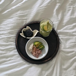 나도홈카페 NEW IN ;
𝐀𝐯𝐨𝐜𝐚𝐝𝐨 𝐁𝐚𝐧𝐚𝐧𝐚 𝐉𝐮𝐢𝐜𝐞 🥑🍌
저세상 가기 일보 직전이던 아보카도 구조해 
요즘 텐퍼센트에서 유행하는
[ 아보카도 바나나 주스 ] 를 만들었어요.
'천연 위고비' 라고 불리던데
아보카도와 바나나, 우유만 넣어 갈아
한 잔 마셨더니 점심시간이 훌쩍 지나도
배가 든든~
식이섬유와 건강한 지방이 풍부한
아보카도와 바나나 조합이라면 
아이들 간식으로도 좋을 것 같아요. 
냉장고 속 완숙 아보카도가 있다면
버리지 말고 꼭 한 번 만들어 보세요. 💚
#홈카페 #아보카도바나나 #아보카도레시피 #집꾸미기 #아보카도 #우드트레이 #홈카페메뉴 #ftc기록 #콘수프기록 
#휘슬러도마 #도마 #집들이