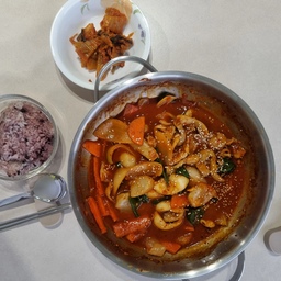 #오늘의우리집 #콘수프기록집 
갑오징어에 키조개 듬뿍 넣은 오징어 볶음
매콤한 맛이 최고👍
#오늘뭐먹지 #오징어볶음
