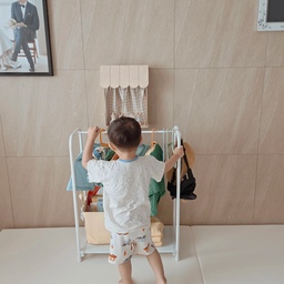 #오감리뷰 아이들용 행거를 굳이 놔야 하나 싶었는데
거실에 아기 전용 행거랑 옷걸이로 꾸며주고 나니
확실히 어지르는 일이 줄어들었어요
외출하기 전에도 여기서 옷 고르고 
간다는 것을 가르쳐놨더니
외출하자 하면 가서 옷을 고르곤 하네용!
안나가도 그냥 자기 옷걸이 앞에서 있을때도 많고...?
아빠닮아 옷을 좋아하나🤣
사이즈가 작고 아담해서
반려동물 옷걸이로도 찰떡일 것 같아요
#워킹맘 #콘수프기록집 #콘수프기록 #엄마 #아트월 #아트월가리기 #아트월메이크업 #아트월홈스타일링 #아트월인테리어 #오감리뷰