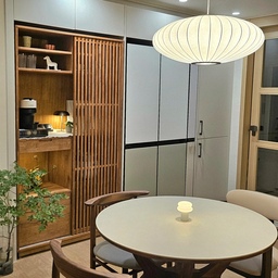 3년째 사용 중인 삼성 비스포크 키친핏🤍
신혼집부터 지금까지 함께한 냉장고인데, 맞벌이 부부인 우리 라이프스타일에 딱 맞는 구성이어서 지금도 만족하며 사용 중이에요.
특히 주방에 딱 맞게 들어가는 키친핏 디자인 덕분에 공간이 훨씬 깔끔해 보이고, 세이지그린 컬러는 우리 집 주방의 포인트가 되어주는 최애 컬러✨
오래 써도 질리지 않는 디자인이라 인테리어를 중요하게 생각한다면 정말 추천하고 싶은 신혼가전이에요.
#키친핏으로딱맞냉 #삼성AI신혼가전 #인테리어핏 #오늘의집 #오늘의집FTC #오늘의집FTC25기 #신혼가전 #비스포크 #삼성비스포크 #키친핏 #주방인테리어 #집꾸미기 #신혼집인테리어