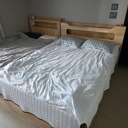 베개부자가 여름맞이로 하나 더 들인 엠마 베개 💤
미니멀과는 조금 거리가 먼 저희 집.
침실에도 계절마다 사용하는 침구와 베개가 하나둘 늘어나면서 자연스럽게 베개부자가 되었어요. 😄
여름이 되면 아무래도 덥고 뒤척이는 날이 많아서 이번에는 여름용으로 사용할 베개를 하나 더 들였습니다.
첫인상은 생각보다 슬림한 높이였는데, 직접 눕자 목과 어깨를 자연스럽게 받쳐주는 느낌이 좋더라고요.
특히 베개 커버가 통기성이 좋은 소재라 여름철에도 답답한 느낌이 덜했고, 지퍼로 열어서 높이를 취향에 맞게 조절할 수 있다는 점도 마음에 들었습니다.
저처럼 베개를 여러 개 번갈아 사용하는 사람에게는 계절별로 다른 베개를 사용하는 재미도 있는 것 같아요.
화이트 침구와도 잘 어울려 침실 분위기를 해치지 않고 깔끔하게 녹아드는 점도 만족스럽고요.
올여름은 이 엠마 베개와 함께 조금 더 시원하고 편안하게 자볼 예정입니다. ☁️
#오늘의우리집 #맥시멀인테리어 #침실인테리어 #침구추천 #여름침구 #여름베개 #베개추천 #엠마베개 #엠마슬립 #호텔침구감성 #화이트침실 #침실꾸미기 #베개부자 #수면템 #꿀잠템