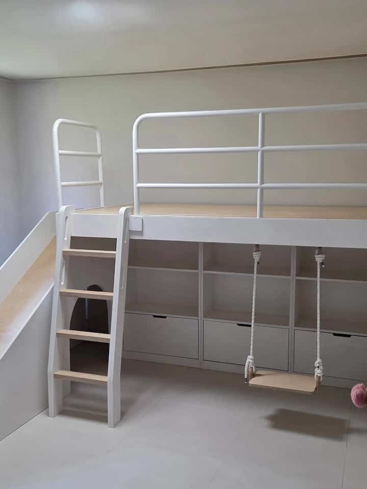 空間の大変身。 Before ＆After
バンティースペースからすっきりとスタイリッシュな子供部屋に変身。
施工は簡単だが変化は大きい。

＃床タイル＃月世の家のインテリア 
#ビフォアフター 