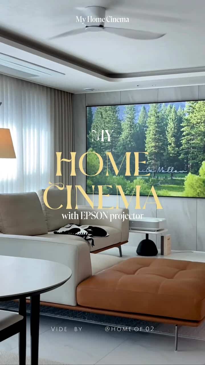 ＃ビームプコムリビュー|リビングルームを映画館に変えました🎬

私たち夫婦のホームシネマロマンを完成してくれた製品は
エプソンEH-LS640Wです。

110インチ画面で映画はもちろん
Netflix、YouTube、スポーツ、ゲームまで楽しんでいます。
今でも最も満足している家電の一つです👏🏻

①超短焦点だからリビングでも対話面が可能ですよ🎞🍿
壁から約23cmだけ離れても大きな画面が作れるので
スペースをあまり占めない点が一番満足でした。

②画質と明るさが本当に優れています✨️
3600lmの高光量だから日中も鮮明
超短焦点専用CLRフォトフレームスクリーンと併用すると
暗幕カーテンがなくても、さらに没入感を楽しむことができます。

③スペースを埋める満足のいくサウンド🔊
ヤマハスピーカーが内蔵されており、映画やスポーツを見るとき
没入感を加えてくれるサウンドが本当に好きです！

何よりもこの程度の画質と性能の超短焦点ビームプロジェクターなのに
値段もリーズナブルな方だからコスパまで満足でしたよ😉💰

ホームシネマを悩んでいるなら
私たちの家で最も満足度の高い家電にお勧めします🤍


＃コンスープ記録集＃ホームシネマ＃ビームプロジェクター＃ビームテリア＃ビームプロジェクト＃超短焦点＃超短焦点ビームプロジェクター＃30フラットインテリア＃映画館インテリア＃内蔵スピーカー＃ヤマハスピーカー＃リビングエクステンションインテリア＃人生家具 