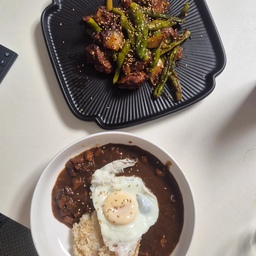 #오늘의우리집
#콘수프기록집 
#오덴세그릇 에 담은 매콤한 #갈비찜 (꽈리고추, 볶음참깨 필수)
#가성비살림템 인 #모던하우스접시 에 담은 #하이라이스 덮밥
#집밥요리 #집밥기록 #집밥메뉴 #집밥이최고 #소통 #맞팔 #여름간식월드컵 #집밥플레이팅 #집밥추천 #집밥이최고야 #집밥브이로그 #플레이팅필살템 #플레이트접시 #플레이팅아이디어 #사각플레이트 #오덴세 #신혼식기추천 #블랙접시 #블랙플레이트 #오덴세시손느 #홈쿡레시피 #자취요리 #자취꿀팁