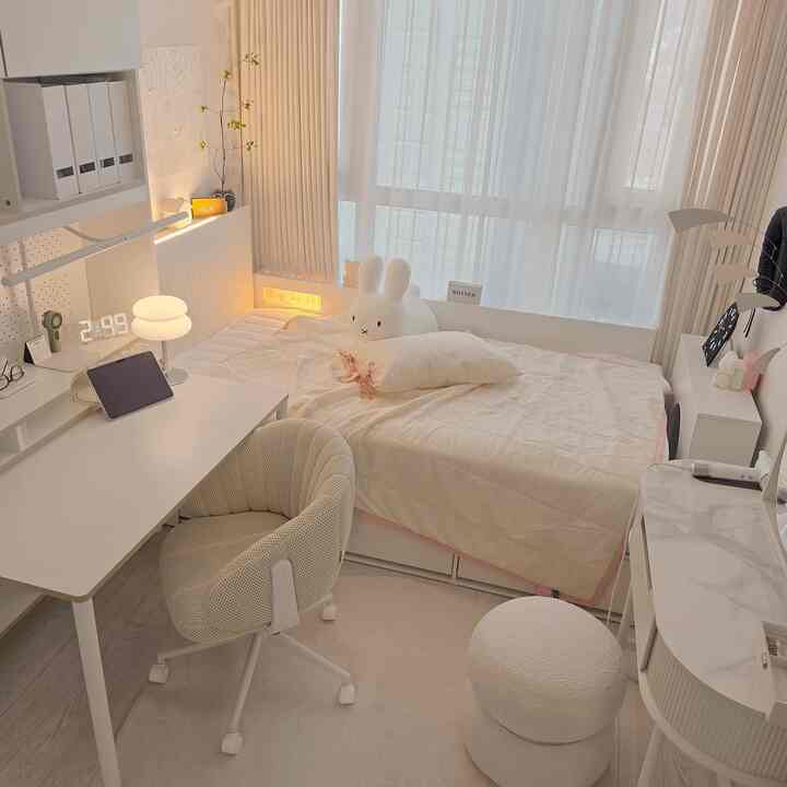 中딩姉妹部屋です✨️
思春期の姉妹の窓際に感性のニッチはどうですか？照明も点灯し、隙間の収納もしっかり解決してくれますㅎㅎ
エアコンのない部屋なので、天井にキュートな扇風機もとても満足しています。  #학생책상 #학생방꾸미기 #사춘기학생방 #천장선풍기 #감성공간 #아이방인테리어 #화장대 #콘수프기록집 #예쁜템최고야 