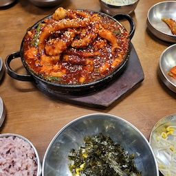 #대구맛집 #신라식당
대구에 유명한 낙지볶음 맛집
신라식당에서 점심 먹었어요🐙
맛있게 밥이랑 김이랑 낚지랑 비벼먹고 ㅎㅎ
후식은 카페에서 아이스크림먹고
들어왔어요🍦
오늘은 조금 선선해져서 돌아다니기 딱 좋았네요ㅎㅎ
#나가놀아요 #나만알고싶은맛집 #낙지볶음 #맞팔 