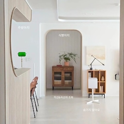#곡선인테리어 #아치인테리어 #거실아치
요즘 오전 루틴 ☁️
짧게 환기하고, 습도 체크한 뒤 제습기를 켜고 공기청정기를 틀어두는 것으로 하루를 시작해요.
습기가 많은 날은 창문을 오래 열어둘 수 없어 
공기청정기는 거의 매일 함께하고 있어요
직선과 곡선이 어우러진 우리 집에도 자연스럽게 녹아드는 심플한 디자인이라 굳이 숨겨둘 필요 없이 어디에 두어도 잘 어울리네요
#콘수프기록집 #예쁜템최고야 #컴팩트공기청정기 #맞팔 #소형공기청정기 #가성비공기청정기 #미니공청기 #거실공청기 #아이방공청기 #비염필수템 #비염추천 #미니멀인테리어 #집꾸미기 #홈스타일링 #오늘의집 #화이트인테리어 #우드인테리어 #우드
#케어팟 #공기청정기 #에어큐브원 #공기청정기추천 #주방아치