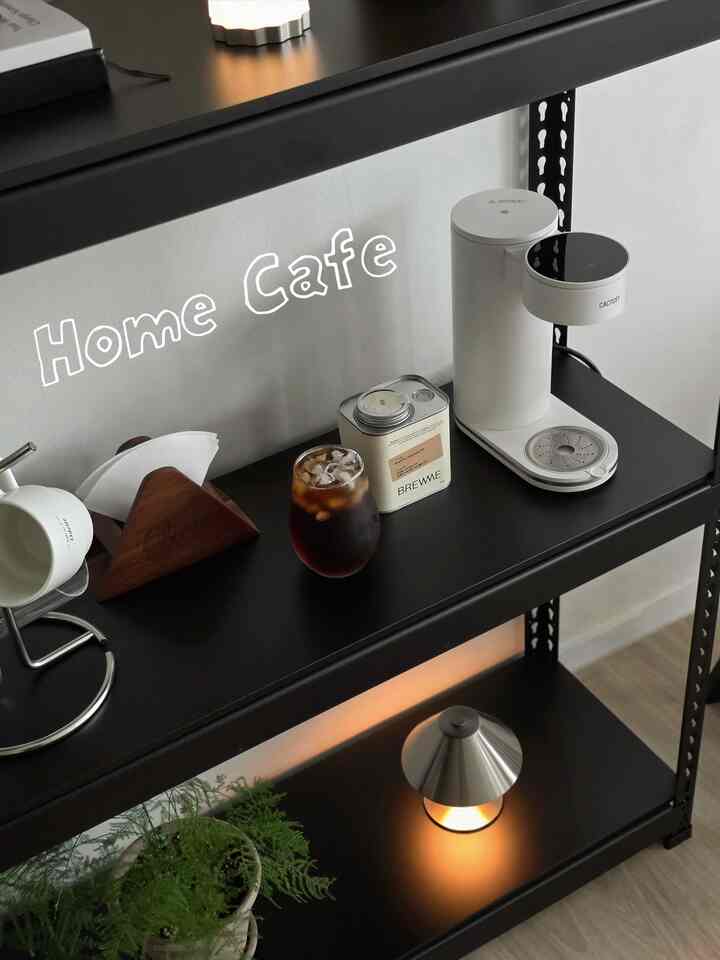 ブラックシェルフに自分のホームカフェゾンを飾る
鉄製の棚をきれいに飾ると魅力がすごいと思います。
コーヒーマシンと植物が一緒になってよりきれいなスペース🖤

＃リビングスタイリング＃ブラックインテリア＃金テリア＃ホームカフェ＃ホームカフェ棚＃コーヒーマシン＃ドリップマシン＃照明＃照明おすすめ＃スツール＃コンスープ記録集＃インテリアノウハウ 