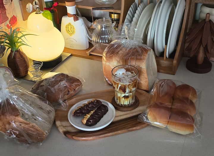 パンスンのパンいっぱいの日.. 🍞🥯🥖🥐✨️

＃今日の私たちの家＃コンスープ記録集
＃キッチンインテリア＃ウッドキッチン＃コーヒータイム