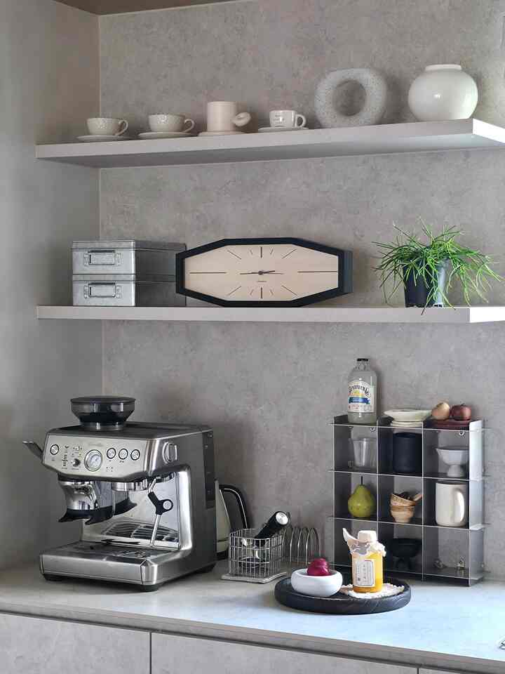 上場の代わりに作った我が家ホームカフェ☕️

収納スペースが減るのが惜しくないか悩みもしましたが、毎日使う空間なので好みを込めたかったです。

おかげでコーヒーを飲んだり、軽食を準備する時間が少し楽しくなりました。

今日は蒸したアメリカの代わりに
レースから買ってきた食恵を取り出しました。

甘酸っぱい飲み物を飲み、
週末になってしまった家もゆっくりまとめてみようよ🤍

＃ホームカフェ＃キッチンインテリア＃ホームカフェインテリア＃家の装飾＃リモデリング
＃キッチンインテリア＃ホームバー＃上部長＃上部長撤去＃ホームスタイリング＃ftc＃コンスープ記録