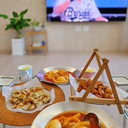 #콘수프기록집 #오홈스토랑 #오홈레스토랑 
거실에서 즐기는 분식타임
이사하며 꿈꿔왔던 것을 하나씩 하고있어요.
네 가족이 모두모여 분식 먹으며 좋아하는 야구를 보는 시간
여기에 시원한 맥주한잔
소박하지만 너무 행복한 시간
#분식데이 #분식그릇 #ftc24기 #온스파