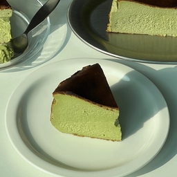 말차바스크치즈케이크🍵🎂
크리미한 말차바스크치즈케이크를 먹고 싶어서 만들어보았어요🥹💚
안그래도 맛있는 치즈케이크에 샹티크림까지 올려먹었더니 더 맛있어졌답니다💗
#오홈스토랑 #베이킹 #홈베이킹 #baking #homebaking #맞팔 #맞팔해요 #소통 #소통해요 #바스크치즈케이크 #디저트 #말차