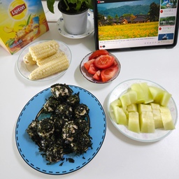 오랜만에 딸네미가 참치주먹밥으로 아침을 차려줘서 
맛나게 먹었어요. 우울함을 이겨내고 만들어준거라 
더 뜻이 깊네요. 
#오홈스토랑 #먹기록 #오늘의우리집 #콘수프기록집 #취미 #취향 #맞팔 #소통 