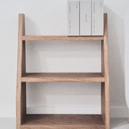 ​🏷️ MOKEWOOD Shaker Peg Rail Shelf

​어디에 두어도 잘 어울리는 심플하고 베이직한 모크우드 원목 선반이예요.

원래는 쉐이커 페그 레일에 걸어 벽선반으로 활용하는 매력적인 제품이지만 바닥이나 소파 옆에 두고 미니 책장이나 오브제 선반으로 써도 공간에 잘녹아드는 것 같아요.

정면에서 봐도 예쁘고 위에서 내려다봐도 나뭇결이 참 고급스러워요. 지금은 미니 북선반처럼 쓰고 있는데 조만간 예쁜 홈카페 소품이나 오브제들도 올려서 요리조리 배치해 보려고요.

예쁜 가구 하나 덕분에 집안 분위기가 한결 더 아늑해진 느낌입니다😊

P.S. 참고로 저는 레일에 걸지 않고 바닥이나 책상 위에 올려두고 사용할 예정이라 특별히 뒷부분을 깎지 않는 형태로 주문 제작을 부탁드렸어요. 덕분에 어디에 올려두어도 자연스럽고 깔끔하게 연출하기 좋았습니다. 저처럼 스탠드형으로 쓰고 싶으신 분들은 주문하실 때 이 부분 참고하세요 🙌


​#모크우드 #MOKEWOOD #벽선반 #원목가구 #미니멀인테리어 #화이트오크 #거실인테리어 #홈스타일링 #플랜테리어 #집꾸미기 #오늘의집 #감성가구 #인테리어소품 #우드선반 #원목인테리어 #홈카페꾸미기 #미니책장 #오브제선반 #거실꾸미기 #집스타그램 