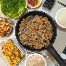 #오홈스토랑 이라 쓰고 #집밥 사진을 올리다^^
맞벌이부부의 흔한 저녁 밥상
밥할 시간이 없어서 햇반 데우고
비비고 돼지불고기 볶고
골뱅이 무쳐서  맛있게 냠냠~♡
열심히 일한 당신 먹어라! ㅎㅎ
#비비고 #집밥메뉴 #현명한소비 #오늘의우리집 #플레이팅 #저녁메뉴 #저녁뭐먹지 #저녁메뉴추천 #상차림 #테팔 #테팔매직핸즈 #테팔후라이팬 #햇반 #쌈채소 #조미김 #김 #집사진 #주방 #세라믹식탁 #식탁 #4인용식탁 #콘수프기록 #콘수프기록집 
