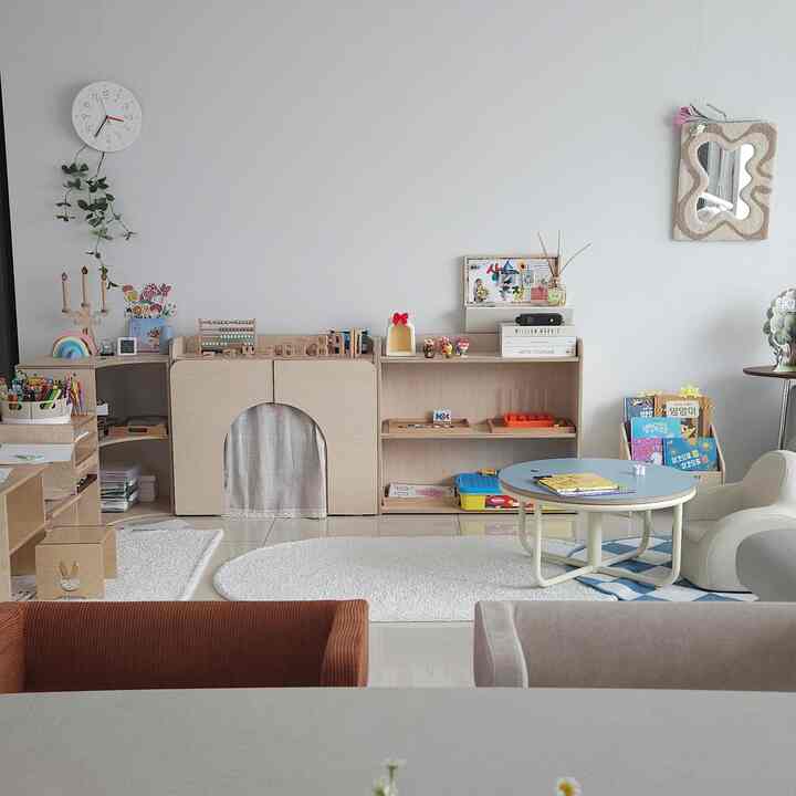 ミニマルを夢見るけど子供ができてからはどんどんキッズカフェに変わる家を見たら初めはちょっと妄想しました😭 
私の空間がなくなる気分なのか？

だから、二王子が一緒に暮らす家に変わらなければならないなら
家のインテリアも途切れずに教育的だったんです。

だから選んだ暖かいムードのウッド低オープン型の教区場
​​
🎨教区だけでなく、絵画紙、紙吹雪、色鉛筆など
想像上の国を思いっきり表出することを望む心に私は隠しておかなかったので、必要な物品は自分で手に入れて遊びます^^
🧹持って遊んだ教区は自分の場所❝整理❞も教えてくれます。
🌳暖かいウッドトーンでいっぱいだったので、リビングルームのインテリアも守ることができました❤︎

最近、先生の遊びが好きで、黒板の前の教区場に私たちを座っておいてハングルも教えてくれます^^（ㄱㄴㄷ）

リビングに教区場を置くのはとても良かったと思います。

＃オーハウス＃今日の私たちの家＃今日の家＃リビングルームのインテリア＃子供部屋のインテリア＃子供の家の居間＃子供の家 