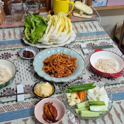 #오홈스토랑 #아침밥상 #돼지불고기 
각종 야채와 돼지불고기로 차린 아침밥상 
#코스타노바올리바 #모던하우스 #니코트 #프라카 #타원접시 #파스타접시 #양손볼 #종지 #소스볼