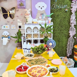 🌧️ 비 오는 날이라 간단히 해물부추전 지졌쪼롬
내가 애정하는 지평막걸리도 함께♡
근데 문제는...
손님들이  쪼롬 음식엔 관심이 없고
눈을 어디에 둘지 모르겠다며
ㅋㅋㅋㅋㅋㅋㅋ
"와... 어디를 봐야 돼?" 
"눈이 너무 바빠ㅋㅋㅋㅋ"
"이거 뭐야?" 
"저건 또 뭐야?" 
"아니 저기 뒤에 있는 건 또 뭐야?
"또 샀어??
이 집은 숨은그림찾기가 기본 옵션입니다🤣
뉘옙뉘옙 최강맥시멀답게
벽도 꽉 
선반도 꽉 
식탁도 꽉 
제 통장만 텅...텅 비어있쪼롬 ㅠㅠ
다들 엄청 신기해하는데...
의외로 물건 위치는 다 외우고 있습니다요
저만의 GPS?가 있어요😌
미니멀이 유행이라지만 
쪼롬은 끝까지 맥시멀파 갑니다욧
의ㅡㅡㅡㅡㅡㅡ리! 
여튼 저는 이런 복잡쪼잡한 
우리 집이 제일 좋쪼롬💛
100평이면 더 좋을텐데...ㅋㅋㅋㅋㅋ
100평 그까이꺼 꽉꽉 다 채울 수 있쪼롬
앜ㅋㅋㅋㅋㅋㅋㅋㅋㅋ
#해물부추전 #맥시멀인테리어 #식탁인테리어 
#지평막걸리 #비오는날 #맞팔 #소통 #FTC26
#맥시멀리스트 #맥시멀라이프 #컵보드
#주방인테리어 #손님초대요리 #미니집들이
#FTC26기 #부추전 #막걸리 #클러터코어
#맥시멀 #노란식탁 #집밥  #홈카페  #집밥 #집순이 #홈파티 
