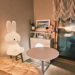 🐰귀여운 건 크게! 오브제 활용법
​
방의 분위기를 결정짓는 치트키, 바로 대형 미피 조명이에요
바닥에 그냥 두기보다 원목 스툴 위에 올려두니 하나의 오브제 겸 무드등 역할을 톡톡히 해요❤️
밋밋했던 벽면은 화이트 벽난로 콘솔로 채우고,
그 위로 LED 시계와 핑크빛 토끼 인형을 툭 올려 귀여운 무드를  연출했어요
침구의 따뜻한 색감과 조명의 온도가 어우러져 볼 때마다 기분이 좋아지는 공간이랍니다😁😁
#미피조명 #벽난로콘솔 #오브제추천 #led시계 #자취방꾸미기 #인테리어소품 #오늘의집26기 #ftc26기 