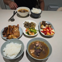 #오홈스토랑
어머님 반찬으로 뚝딱 한 끼 차려 먹은 어느 날🤭
신혼 그릇으로 오덴세의 얀테아츠 시리즈 식기들을 들였는데 지금은 단종돼서 태그도 어렵네요. 이렇게 너무 예쁜데 조금 아쉬워요🥹
#오덴세 #얀테아츠 #우리집밥상 #맛있는거 #집밥 #집밥이최고야 #맞팔 #맞팔해요 #소통 #소통해요 #맞팔소통 #환영 #환영해요