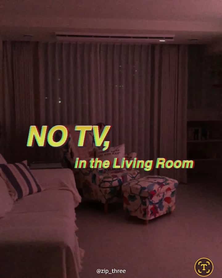 こんにちは、FTC 26期zip_threeです。 ✨
リビングミニ小屋オープンします！ 🛋️✨

23坪（実平水17坪）私たちの家のリビングルームを飾るとき 
最大の悩みは「どうすれば広く見えるか？」でした。 
悩みの終わりに降りたチトキは
まさに[TVのないリビングルーム+ビームプロジェクター]の組み合わせでした！

最も満足する空間活用ポイント3つを共有します💡

1️⃣リビングルームとテレビを取り除いた「家具ダイエット」

大きなテレビとリビングルームが消えるので、視線が最後まで広がって居間が平水よりはるかに広く見えます。 

2️⃣壁面をそのまま活用したミニマリストスクリーン

インテリアを傷つける巨大なスクリーン布の代わりに、 
マットなホワイト壁紙の壁面をそのままスクリーンとして活用します。おかげでミニマルなムードをそのまま維持できました。

3️⃣夜ごとに開催されるプライベートホームシネマ🍿

仕事の後にビールを飲んで映画やドラマを見る
最近私の最愛のヒーリングルーチンです🍺🍻

スペースが限られており、リビングルームの家具配置が悩んでいるなら、果敢にテレビを抜いて壁面を活用する 
ビームプロジェクターのインテリアはどうですか？

💡映像のリビングルームレイアウトやビームプロジェクターモデル、 
壁紙情報が気になったら、気軽にコメントしてください！

助けてくれたらいいとスクラップを押してください🤍
今後ftc 26機として充実したスペースのヒントたくさん持ってきます！

＃ftc26機＃ミニハウス＃リビングインテリア＃ビームプロジェクター
＃テレビのないリビングルーム＃ホームシネマ＃家の装飾＃17フラットインテリア
＃今日の家＃23フラットインテリア＃構築インテリア 



